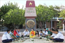 长沙特区的官兵在春节即将到来之际一起包粽子。（图片来源：越通社）