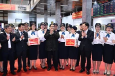 越南政府总理范明正看望慰问坚守岗位的一线工作人员，并致以新春祝福。