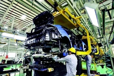 在庆和省顺北乡杜龙工业园区宁顺纺织印染有限责任公司，现代化设备系统正在运行，用于生产纺织印染产品。（阮成 摄）