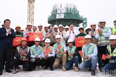 范明正总理视察工地并向嘉平国际机场VIP航站楼、空管塔台施工人员赠送慰问品。