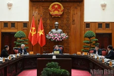 越南政府总理范明正主持召开会议。