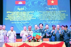 同奈省边防部队指挥部领导同柬埔寨各省公安力量签署合作谅解备忘录。