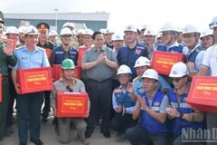 范明正总理向隆城机场施工单位赠送纪念品。