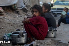 孩子们在加沙城等待领取食品援助。（图片来源：越通社）