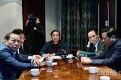 越南政府总理范明正从南非主持召开关紧急视频会议。