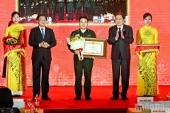 国会主席陈青曼和政府副总理胡国勇向取得优异成就的团体和个人颁发政府总理的奖状。