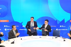 《人民报》总编辑黎国明和《今日俄罗斯》媒体集团第一副总编辑谢尔盖·科切特科夫互换协议。