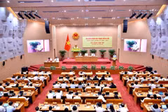 河内市第十七届人民议会（2026-2031年任期）第四次专题会议场景。（图片来源：daibieunhandan.vn）