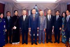 越共中央总书记、国家主席苏林和夫人会见越中友好人士、将领、专家家属。