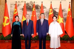 中共中央总书记、中国国家主席习近平和夫人与越共中央总书记、越南国家主席苏林和夫人。