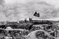 1954年5月7日，越南人民军“决战-决胜”旗帜在奠边府法军据点群指挥所坑道顶上升起。（图片来源：越通社）