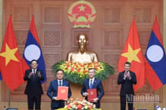 越南政府总理黎明兴与老挝总理宋赛·西潘敦共同见证越南财政部与老挝财政部2026-2030年阶段合作协议换文仪式。