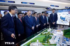 越共中央总书记、国家主席苏林与各位代表参访中国—东盟人工智能创新合作中。（图片来源：越通社）