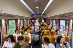 白梅医院的干部职工和医护人员体验专用列车。