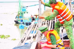 附图：同塔省边防部队检查一艘渔船上的船舶跟踪系统。