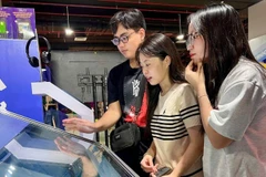 附图：读者体验电子书。