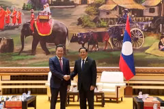越南国家审计署审计长阮友义和老挝政府总理宋赛·西潘敦。（图片来源：越通社）