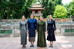 各位夫人在文庙—国子监合影。（图片来源：tuoitre.vn）