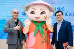 《人民报》总编辑黎国明与Ann集团董事长陶仲辉同竹哥吉祥物演示版本合影。