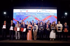 越南化工集团代表团和出席越南-菲律宾企业论坛的各位代表合影。（图片来源：越南化工集团）