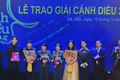 电影《红雨》剧组荣获电影类“金风筝奖”。（图片来源：qdnd.vn）