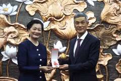 越南驻柬埔寨大使阮明宇向谢金塔女士授予勋章。（图片来源：越通社）