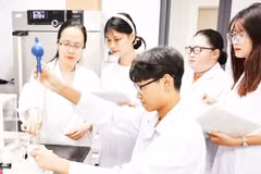河内国家大学学生进行科研活动。