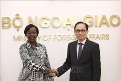 越南外长黎怀忠和法语国家组织秘书长路易丝·穆希基瓦博。（图片来源：越通社）