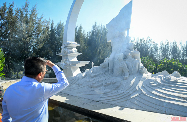 《人民报》社代表团敬香缅怀鬼鹿角礁战士（组图） ảnh 4