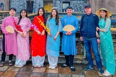 越南友人黄秋姮女士与丈夫马雷克（右一）兴致勃勃地在越南迎接传统春节。