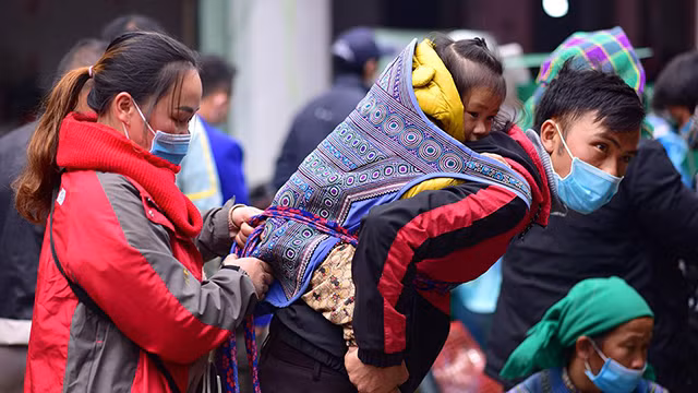 母亲背着孩子赶集的特色景象（组图） ảnh 9