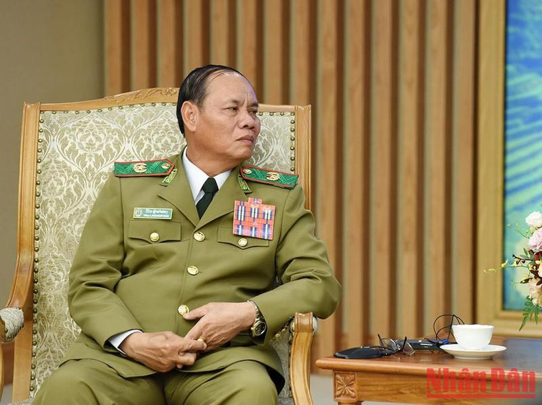 维莱·拉坎丰大将通报老挝经济社会发展情况;感谢越南党、国家和人民一向对老挝给予巨大、及时和有效的支持和帮助。 维莱·拉坎丰大将通报老挝经济社会发展情况;感谢越南党、国家和人民一向对老挝给予巨大、及时和有效的支持和帮助。