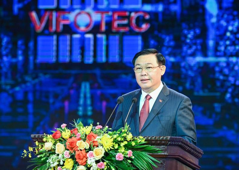 国会主席王廷惠在仪式上发表讲话。 国会主席王廷惠在仪式上发表讲话。