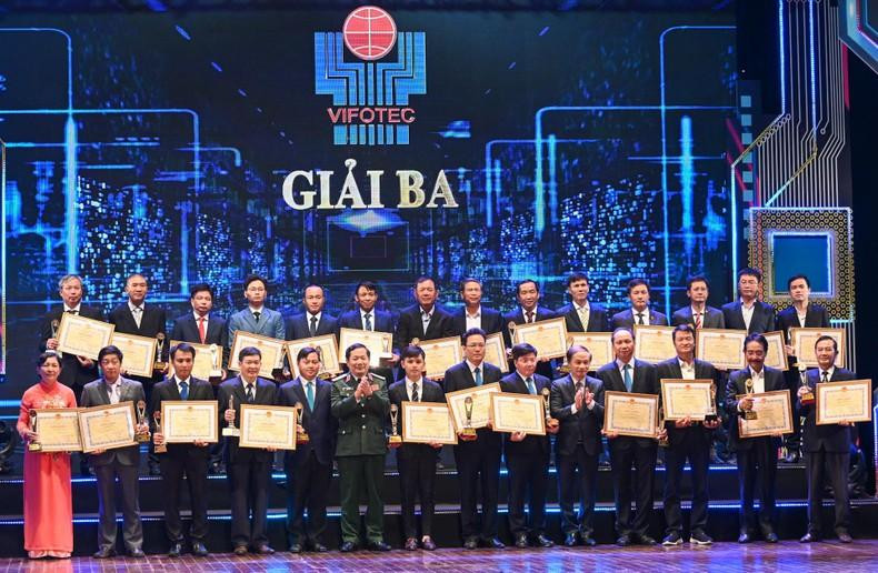 国防部副部长黎辉咏与中央民运部常务副部长范必胜颁发三等奖。 国防部副部长黎辉咏与中央民运部常务副部长范必胜颁发三等奖。