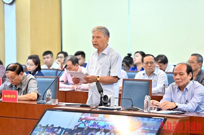 栋多选民发表意见。 栋多选民发表意见。