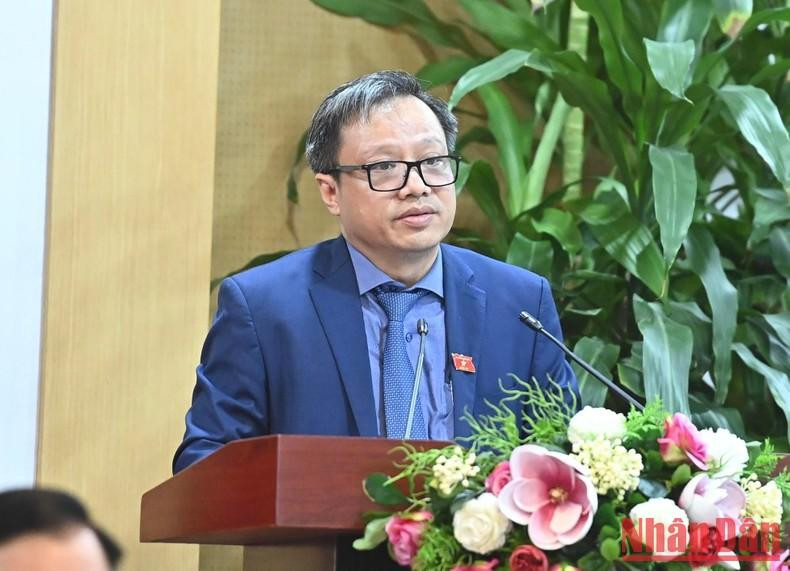 国会代表阮竹英作第十五届国会第四次会议内容结果的报告。 国会代表阮竹英作第十五届国会第四次会议内容结果的报告。