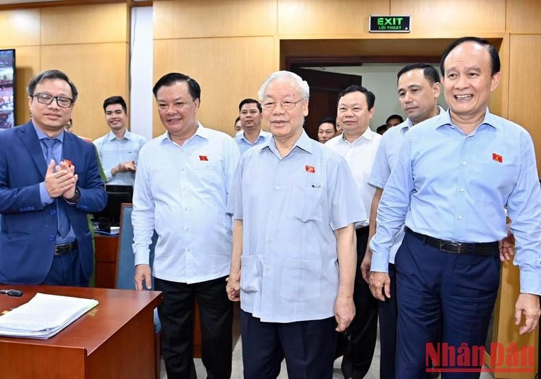 阮富仲总书记和与会代表。 阮富仲总书记和与会代表。