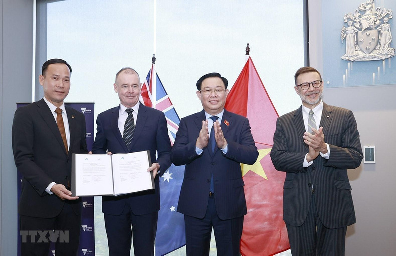 国会主席王廷惠与澳大利亚驻越南大使安德鲁·约翰·莱赫·戈列济诺夫斯基共同出席12份文件文件和谅解备忘录的交换仪式。 国会主席王廷惠与澳大利亚驻越南大使安德鲁·约翰·莱赫·戈列济诺夫斯基共同出席12份文件文件和谅解备忘录的交换仪式。