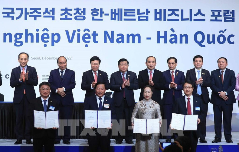 越南国家主席阮春福见证两国企业15项合作备忘录的签字仪式。(图片来源:越通社) 越南国家主席阮春福见证两国企业15项合作备忘录的签字仪式。(图片来源:越通社)
