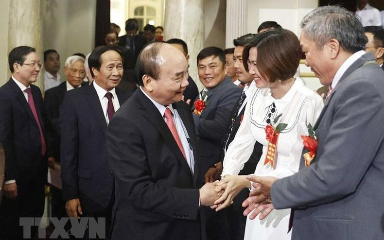 国家主席阮春福和与会代表。(图片来源:越通社) 国家主席阮春福和与会代表。(图片来源:越通社)