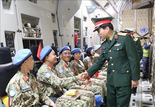 越南维和局局长黄金凤少将慰问三号二级野战医院干部和战士。(图片来源:越通社) 越南维和局局长黄金凤少将慰问三号二级野战医院干部和战士。(图片来源:越通社)