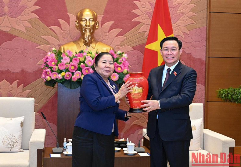 国会主席王廷惠向西赛•乐迪蒙同志赠送纪念品。 国会主席王廷惠向西赛•乐迪蒙同志赠送纪念品。