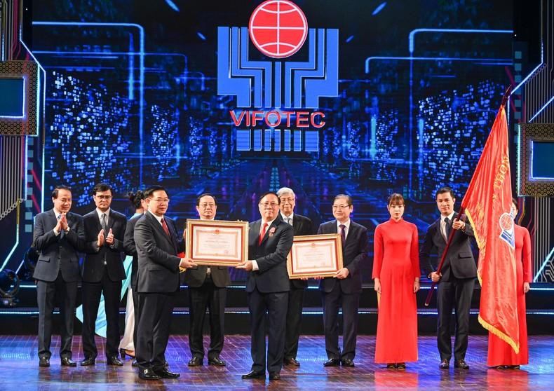 国会主席王廷惠向越南技术创新基金赞助委员会常务副主席黎春草授予一等劳动奖章。 国会主席王廷惠向越南技术创新基金赞助委员会常务副主席黎春草授予一等劳动奖章。