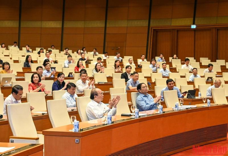 国家主席阮春福、政府总理范明正和国会代表出席会议。 国家主席阮春福、政府总理范明正和国会代表出席会议。