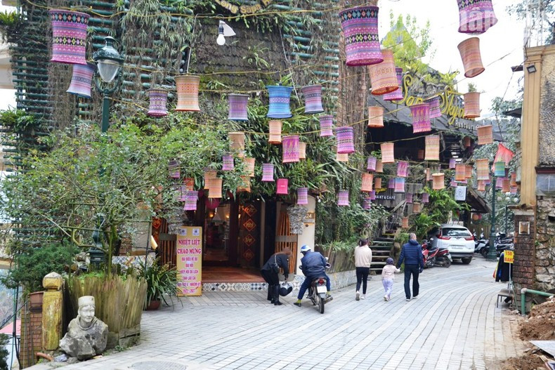 位于市中心的各家酒店装饰迎接游客。 位于市中心的各家酒店装饰迎接游客。