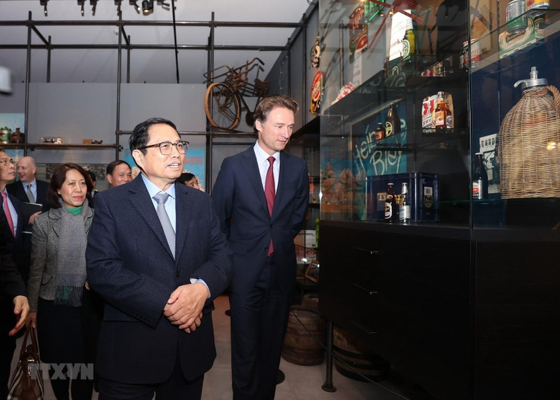 范明正总理参观喜力全球集团。(图片来源:越通社) 范明正总理参观喜力全球集团。(图片来源:越通社)