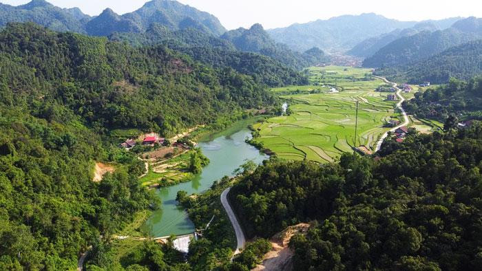 为确保清洁水源,蒙恩乡宣传动员群众维护环境卫生。 为确保清洁水源,蒙恩乡宣传动员群众维护环境卫生。