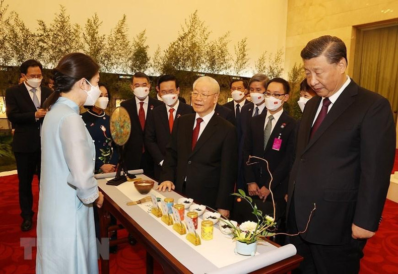 越共中央总书记阮富仲和中共中央总书记、中国国家主席习近平听取茶道文化的介绍。(图片来源:越通社) 越共中央总书记阮富仲和中共中央总书记、中国国家主席习近平听取茶道文化的介绍。(图片来源:越通社)