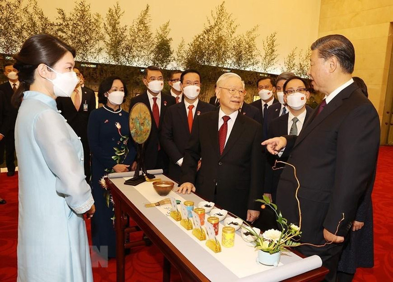 越共中央总书记阮富仲和中共中央总书记、中国国家主席习近平听取茶道文化的介绍。(图片来源:越通社) 越共中央总书记阮富仲和中共中央总书记、中国国家主席习近平听取茶道文化的介绍。(图片来源:越通社)