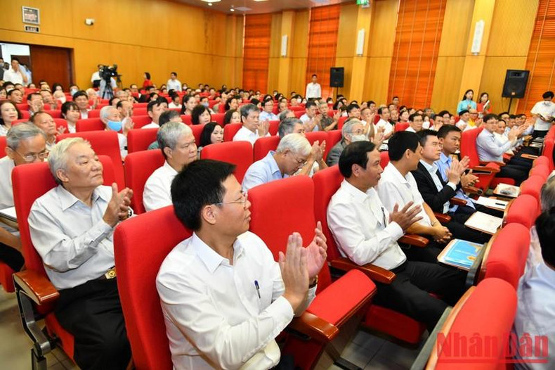 代表们和与会选民。 代表们和与会选民。
